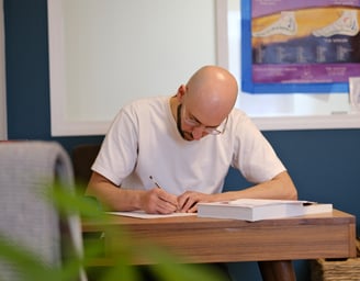 Thomas Busson travaille sur le lien entre douleur, émotions et mode d'emploi de son client