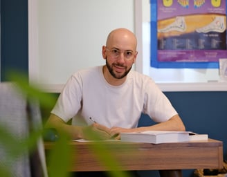 Thomas Busson au sein de son cabinet de réflexologie plantaire à Bouguenais près de Nantes