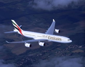 Avion volando emirates 