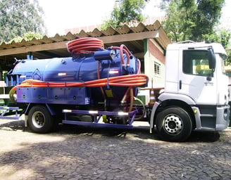 caminhão com sucção e hidrojateamento