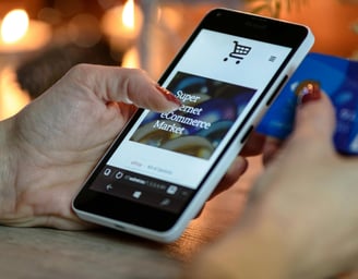 Une personne achetant un article sur son téléphone sur un site de e-commerce