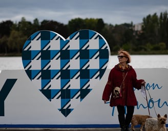 Photo dominique Uhlen devant le panneau Vichy
