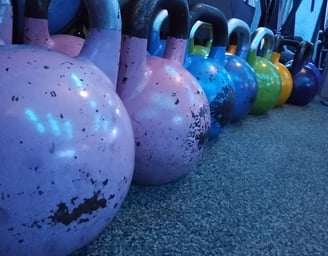 16 kettlebells shot from side on in a row and a selection of colours 
