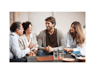 Adulte qui discutent autours d'une table