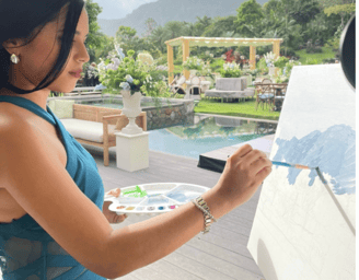 Artista shirley johnston haciendo un live painting en una boda en el valle de anton en el jardin