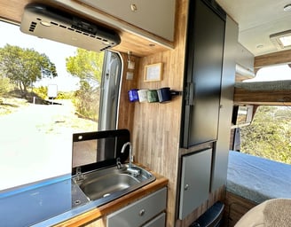 Furgoneta camper con cocina y cajones modulares de madera