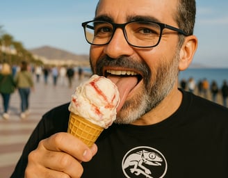 Rodrigo Delgado disfrutando un helado en el paseo marítimo de Almería, con fondo desenfocado de gent