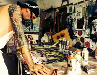 Sérgio Astral em meio às suas obras de arte.