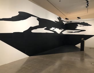 Regina Silveira é outra figura proeminente no cenário das instalações artísticas no Brasil.