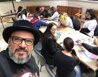 Sala de artes plásticas equipada com materiais para pintura e desenho.