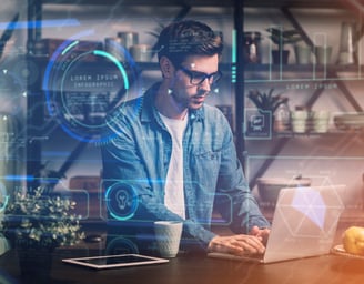 homem de óculos trabalhando com inteligência artificial