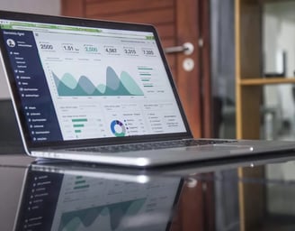 Laptop con dashboard de analítica digital y gráficas de rendimiento