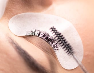 Procedimento de alongamento de cílios realizado no We Hall Beauty em Bauru, realçando a beleza natur