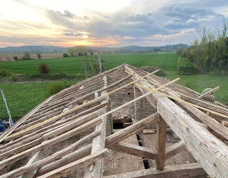 mise en place des chevrons avant la pose de l'écran sous toiture