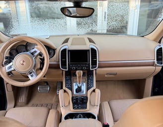 porsche automobilio prietaisu skydelis su švariu automobilio salonu atliktas giluminis valymas