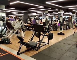 Academia e equipamentos limpos e organizados após serviço de limpeza terceirizada.