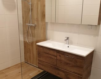 Modernisierte Dusche und Waschtisch im sanierten Badezimmer