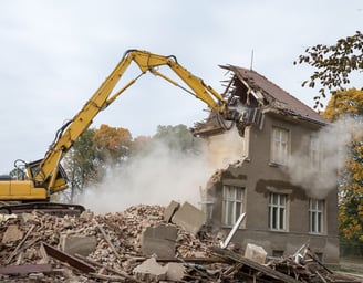 Bagger reißt Gebäudeteil bei Abbrucharbeiten ein