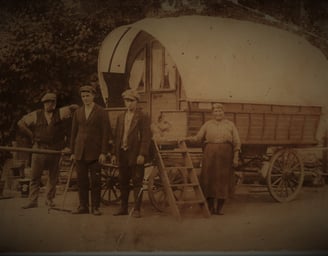 Familie vor altem Planenwagen Puppentheater Wander Theater