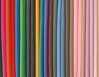 Koleksi gulungan kain kanvas polyester SIGNIFO dalam berbagai warna cerah.