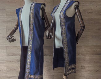 Deux mannequins portant la même tenue à leurs propres dimensions. Les tenues sont identiques