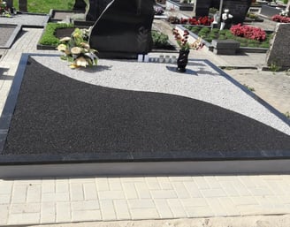 Pamato liejimas, bortelių uždėjimas, paminklo pastatymas, kapo užpildymas skaldele