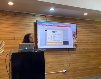 Daniela exponiendo a la comunidad sobre educación ambiental y soluciones sustentables de EcoRumbo