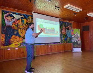 Juan exponiendo a la comunidad sobre educación ambiental y soluciones sustentables de EcoRumbo