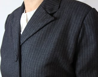 Détail veste tailleur, col tailleur, cousue pour un défilé de reconstitution historique 1940.