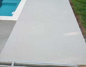 Piso drenante é composto por uma mistura de pedras naturais, como mármore, granito e quartzo