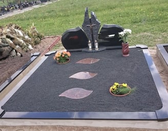 Pamato liejimas, bortelių uždėjimas, paminklo pastatymas, kapo užpildymas skaldele