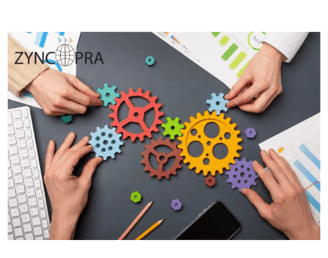 Manos conectando engranajes para simbolizar el proceso colaborativo de distribución en Zyncopra.