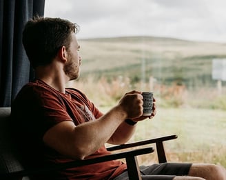 Homme regardant à travers la fenêtre