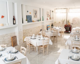 Interni del ristorante con tavoli e sedie
