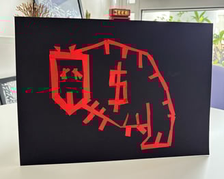 arte com fita isolante vermelha em papel preto. Desenho estilizado de um mico com um cifrão no meio.