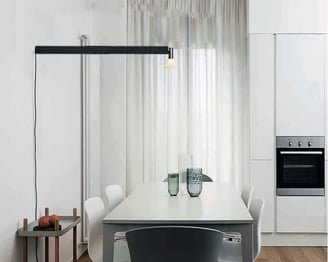 lampara 2092w iluminando mesa blanca comedor con sillas
