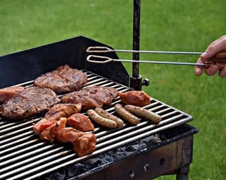 Menu barbecue un plateau de viande à grillé ,salade de saison