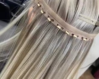 Close-up van een Butterfly Weft haarextension-installatie. Ultradunne en flexibele wefts zijn stevig