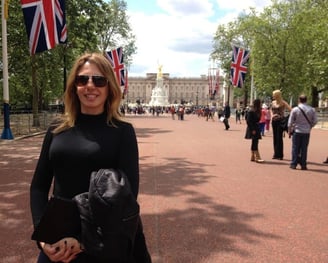 mulher loira em rua em frente ao palácio de Buckingham