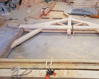 taillage d'une charpente pour une maison