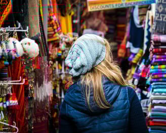 una muer en un mercado inca en Cusco Peru