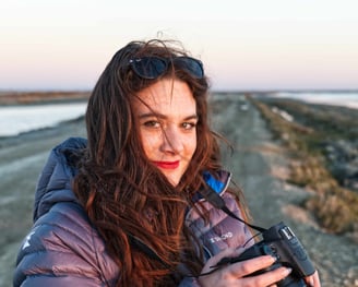 une femme photographie, illustratrice, graphiste, artiste numérique et animatrice 2D/3D à Grenoble