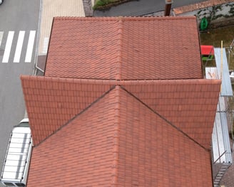 toiture en tuiles sur une maison