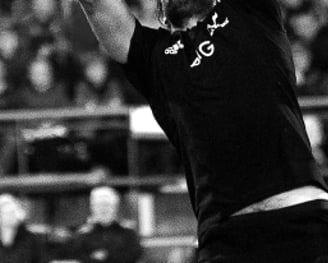rugby équipe qui soulève le coéquipier
