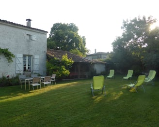 vue jardin la métairie bain de soleil et table