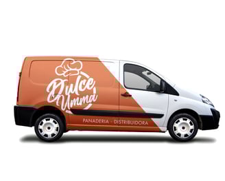 camioneta con color naranja y blanco con el logo de dulce umma