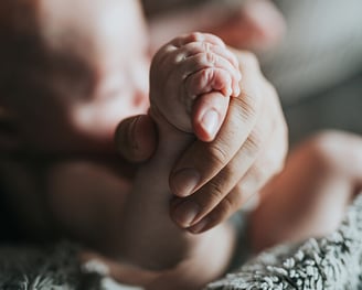 mama laiko kūdikio ranką
