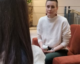 dvi moterys kalbasi restorane, flow koačingas moterims, su kava, psichoterapija, koučingas