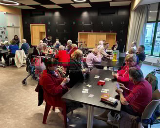 Groupe de seniors participant à une animation de jeux de société, guidés dans un cadre convivial