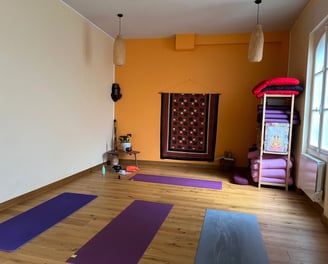 Salle de yoga, Sarasvati, espace DEVI, tapis de yoga, booster, sangles